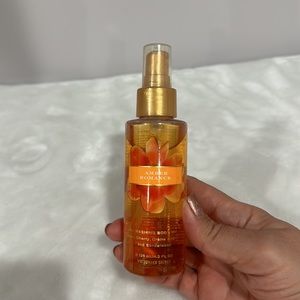 Victoria’s Secret Amber Romance refreshing body mist